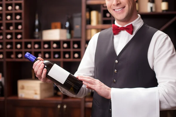 Bonito jovem sommelier está trabalhando no winehouse — Fotografia de Stock