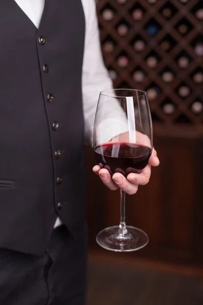 Skillful male waiter is carrying a wineglass — ストック写真