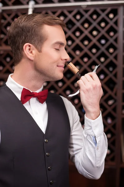 Garçom de vinho masculino atraente com um parafuso de garrafa — Fotografia de Stock