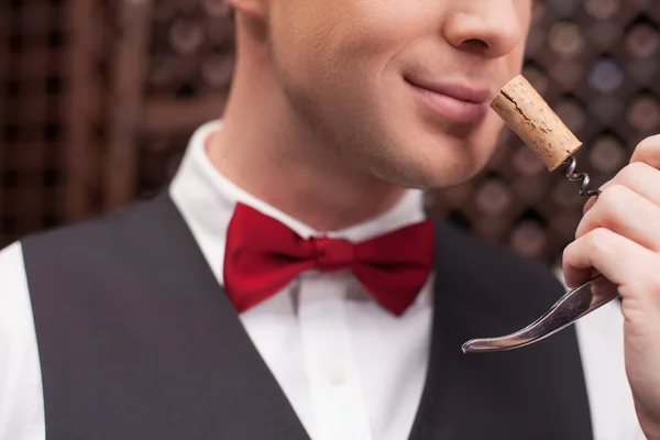 Skillful young sommelier is analyzing sort of drink — ストック写真
