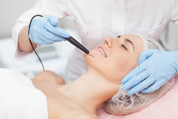 Skillful female beautician is curing her patient — 스톡 사진