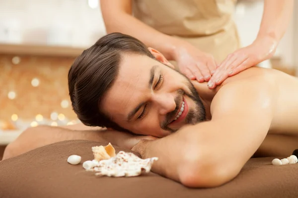 Gai gars en bonne santé est présent salon de beauté — Photo