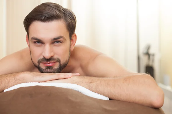 Handsome guy is relaxing at beauty salon — Stock fotografie