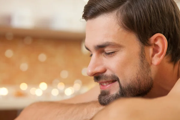 Jovem atraente está descansando no spa — Fotografia de Stock