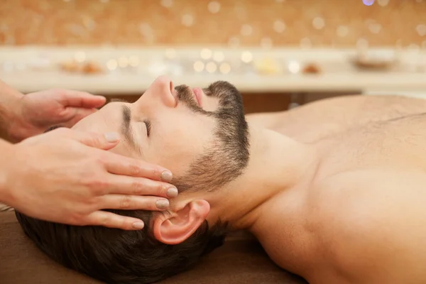 Geschickte Kosmetikerin macht Massage für Kunden — Stockfoto