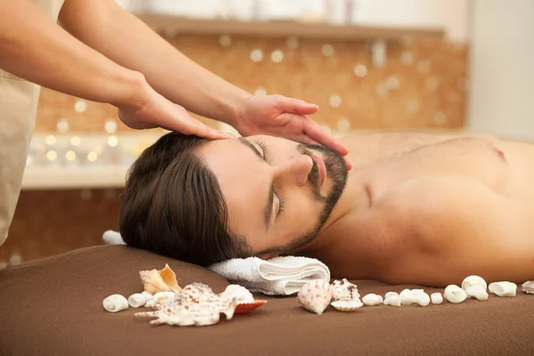 Muito jovem cara é relaxante no spa — Fotografia de Stock