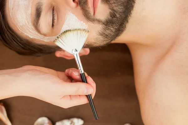 Профессиональный косметолог работает в салоне красоты — стоковое фото