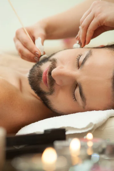 Attractive healthy guy is attending beauty salon — Stok fotoğraf