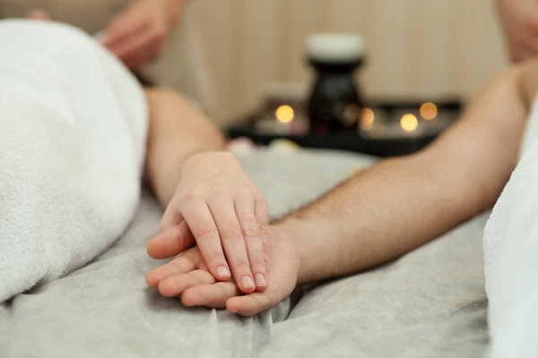 Homem e mulher alegres estão relaxando no spa — Fotografia de Stock