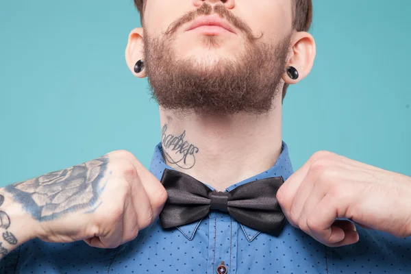 Joven hipster alegre lleva una corbata —  Fotos de Stock