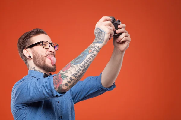 Chico alegre con barba se está fotografiando a sí mismo — Foto de Stock