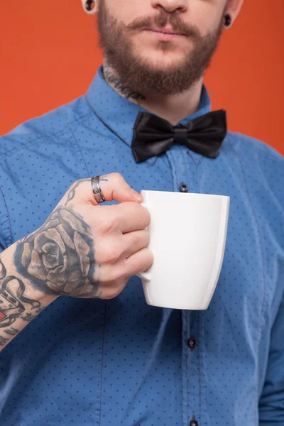 Handsome young hipster is enjoying hot coffee — Stockfoto