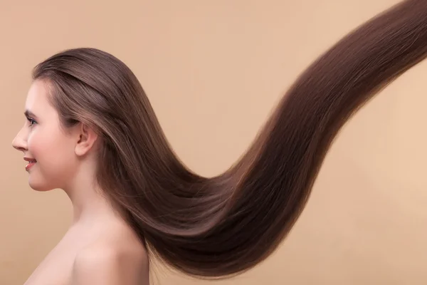 Mulher bonita com penteado saudável perfeito — Fotografia de Stock