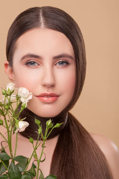 Cheerful girl with perfect hairstyle and flowers — Stockfoto