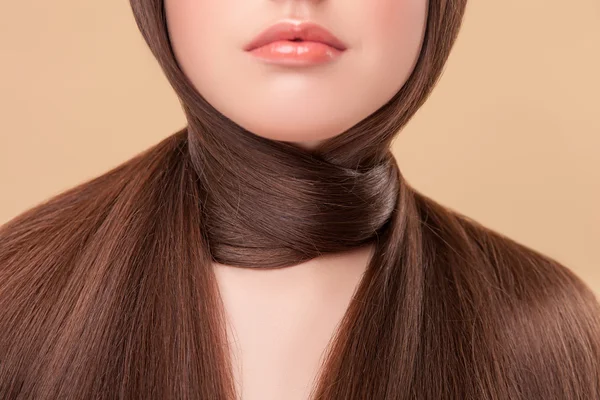 Cheerful young girl is showing ability of hairstyle — Stockfoto