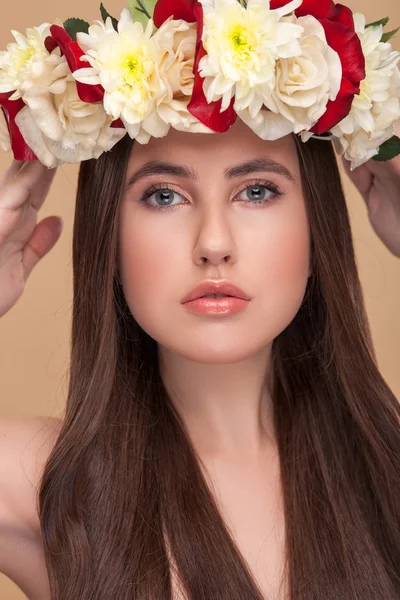 Cheerful healthy girl with pretty spring wreath — Stock Fotó