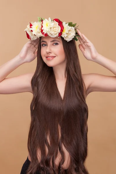 Pretty young woman with cute circlet of nature — Stockfoto