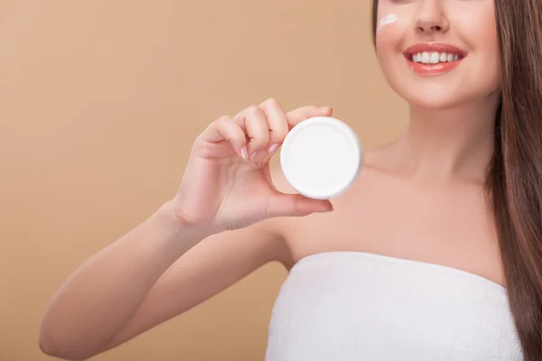 Cheerful healthy girl is having facial treatment — Stock fotografie