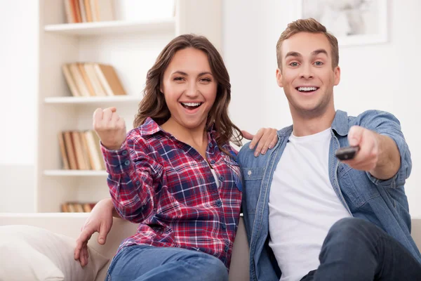 Bella coppia sposata è divertente con show televisivo — Foto Stock