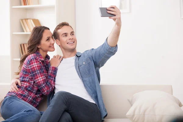 Cheerful young girlfriend and boyfriend photographing themselves — Stock Fotó