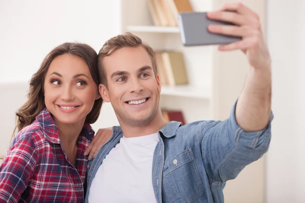 Hombre y mujer atractivos están haciendo selfie — Foto de Stock