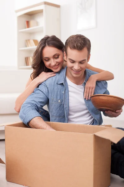 Casal bonito estão se preparando para a remoção — Fotografia de Stock