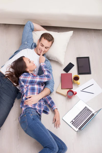 Atraente jovem marido e mulher estão descansando juntos — Fotografia de Stock