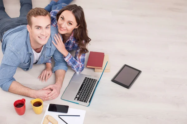 Allegro giovane uomo e donna stanno riposando a casa — Foto Stock