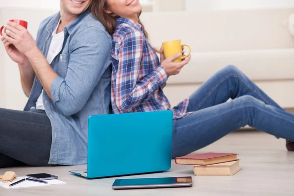 Krásná, milující pár s čajem a laptop — Stock fotografie