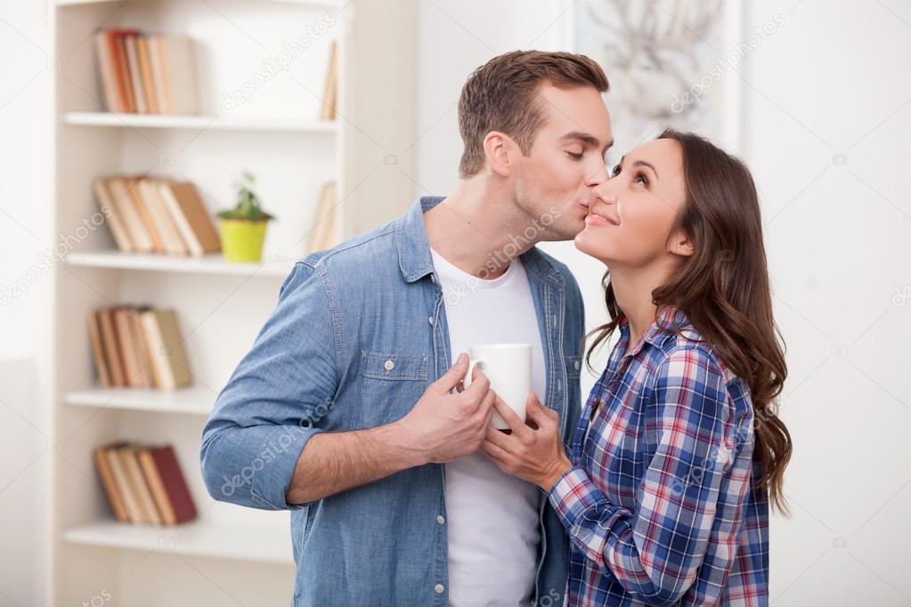 пара в агрессии. парень с девушкой в аэропорту. рио парочка. They are couple. мужчина и женщина завтракают.