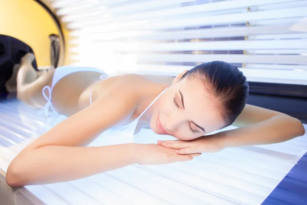 Mujer atractiva está recibiendo tratamiento de belleza tomando el sol —  Fotos de Stock