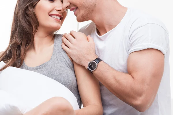 Pretty boyfriend and girlfriend are relaxing at home — Stock Photo, Image