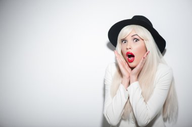 Neşeli genç kadın onu şok evincing