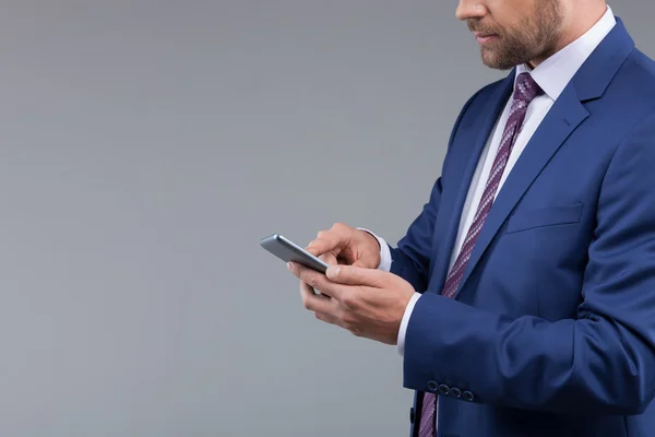 El hombre alegre está usando el teléfono para comunicarse —  Fotos de Stock