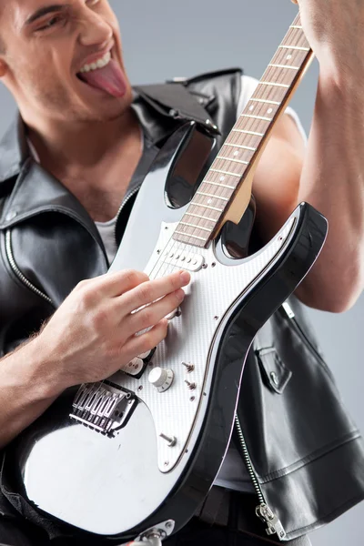 Веселий гітарист виконує чудову музику — стокове фото