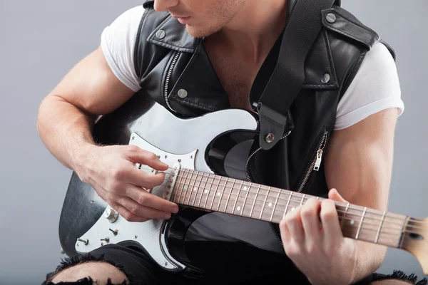 Skillful young guitarist is making great entertainment — Stock Photo, Image