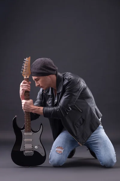 Cool young male guitarist is very frustrated — Stock Photo, Image