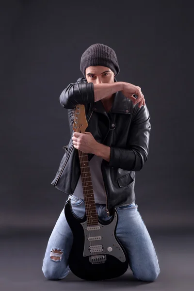 Attractive young musician is ready to play — Stock Photo, Image