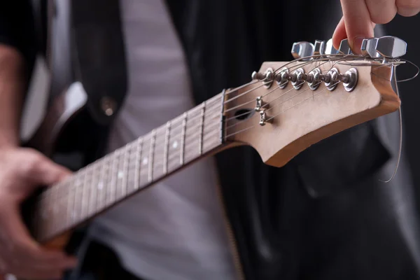 Guitariste professionnel masculin fixe instrument de musique — Photo