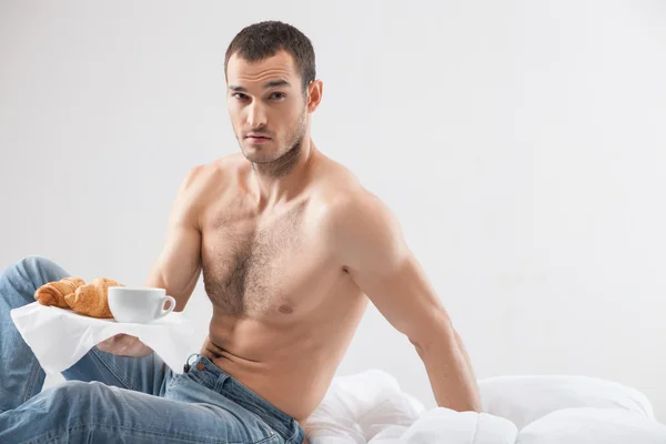 Attractive fit guy is serving food in bedroom — Φωτογραφία Αρχείου