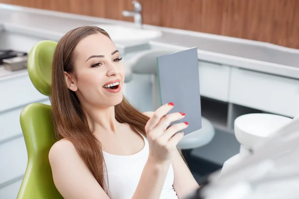 Attractive young girl is visiting her dentist — Stok fotoğraf