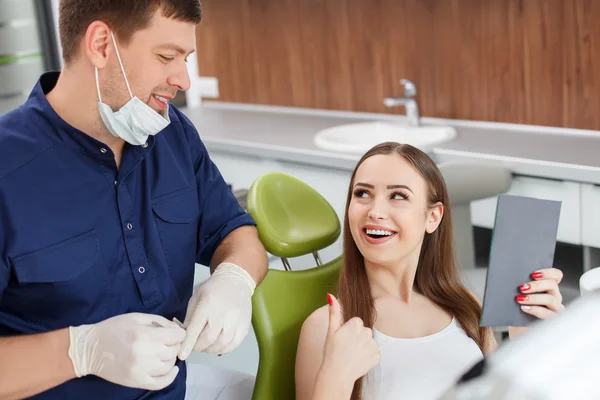 Attractive young girl is visiting a dental doctor — Stock Photo, Image