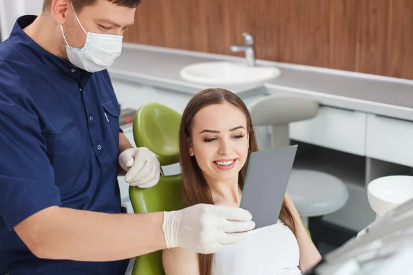 Hermosa mujer sana vino a visitar a su dentista — Foto de Stock