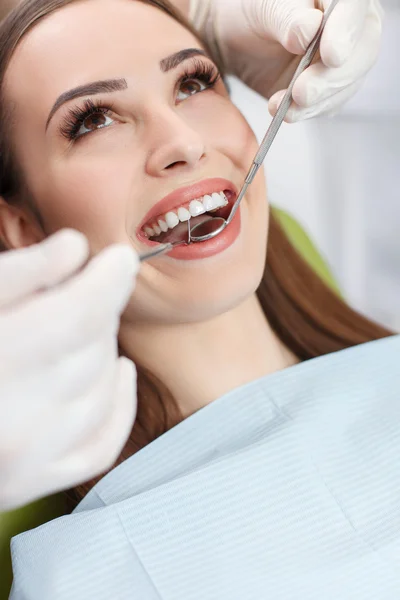 Attractive young girl is visiting her dental doctor — Stok fotoğraf