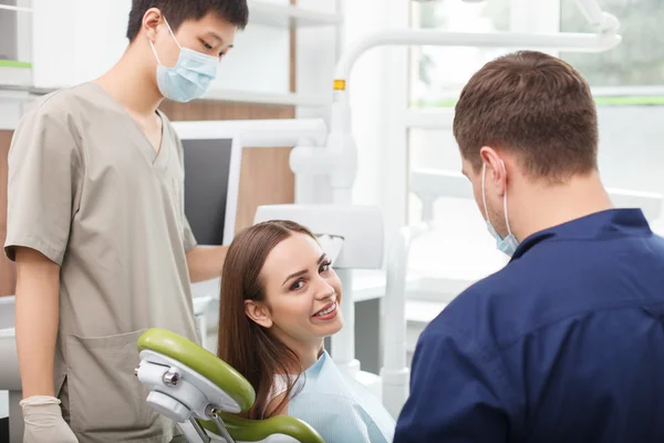 Hübsche junge Frau kam zu Besuch bei ihrem Zahnarzt — Stockfoto