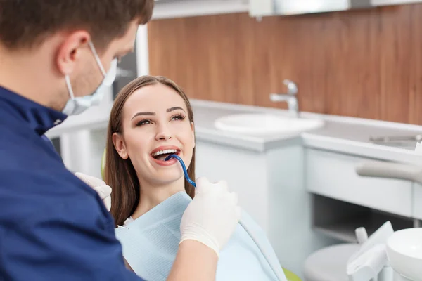 Beautiful young girl is visiting her dental doctor — Φωτογραφία Αρχείου