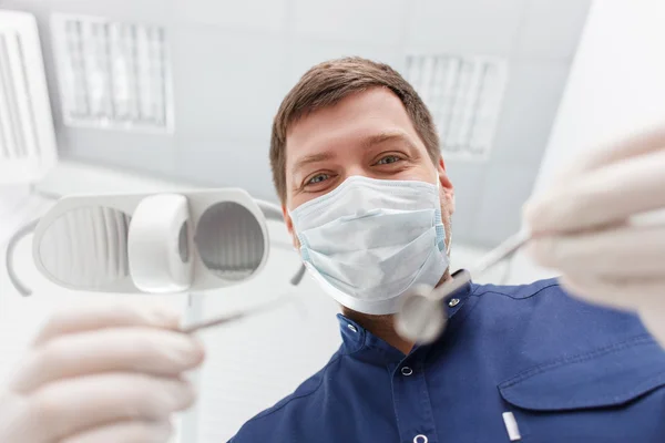 Handsome young dentist is working with his equipment — Φωτογραφία Αρχείου