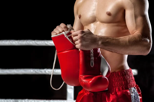 Fuerte campeón de boxeo masculino se prepara para la caja — Foto de Stock