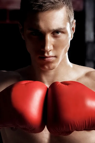Vrolijke mannelijke atleet is klaar om te vechten — Stockfoto