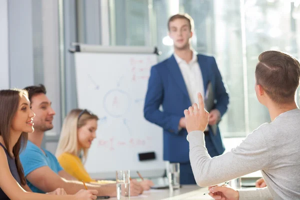 Il team creativo professionale sta lavorando in ufficio — Foto Stock